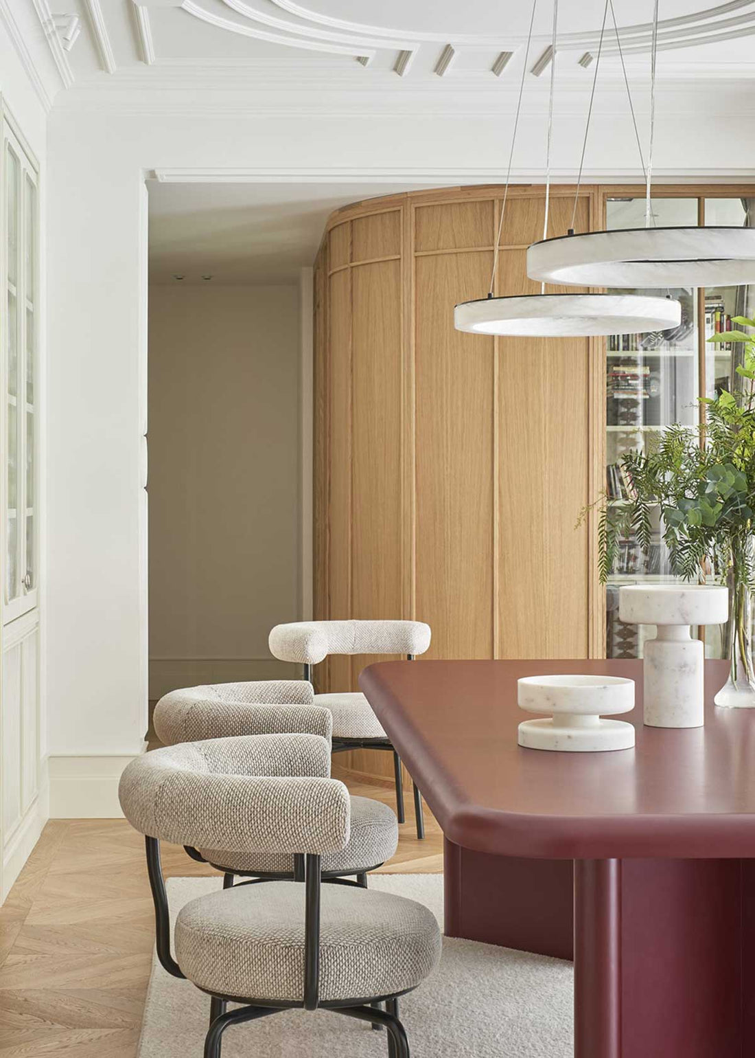 Mesa de comedor realizada en madera lacada en color rojo vino