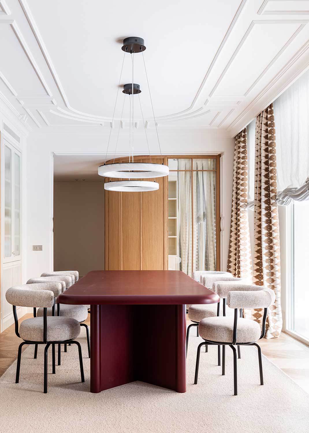 Mesa de comedor realizada en madera lacada en color rojo vino