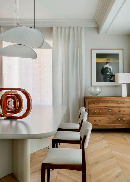 Mesa de comedor realizada en madera lacada en color beige.