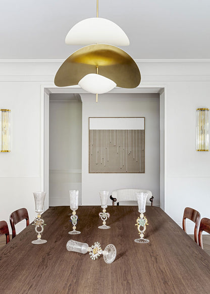 Mesa de comedor rectangular formada por sobre y patas perpendiculares en madera de roble.