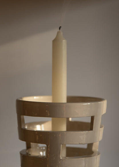 El portavelas W59 es una reinterpretación del museo Guggenheim de Nueva York, un cilindro blanco de hormigón cuyas líneas curvas ascienden y dan la sensación de enroscarse en espiral.