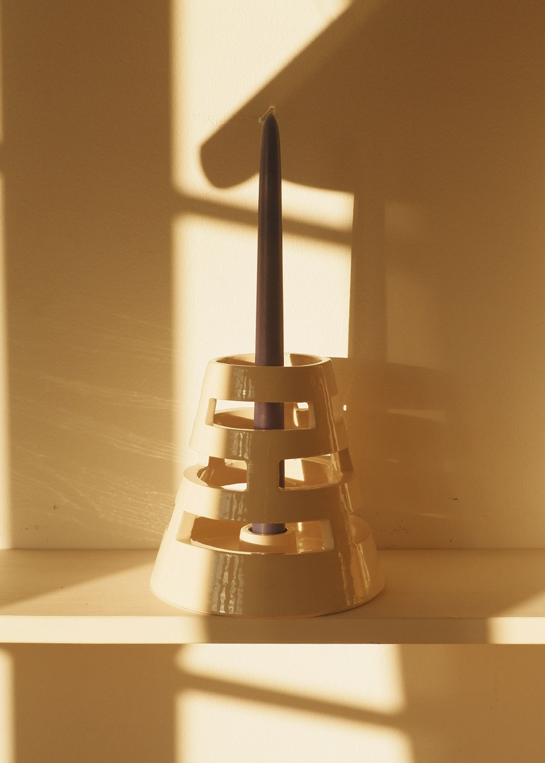 El portavelas W59 es una reinterpretación del museo Guggenheim de Nueva York, un cilindro blanco de hormigón cuyas líneas curvas ascienden y dan la sensación de enroscarse en espiral.