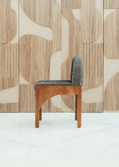 Silla de madera jaspeada con tela gris