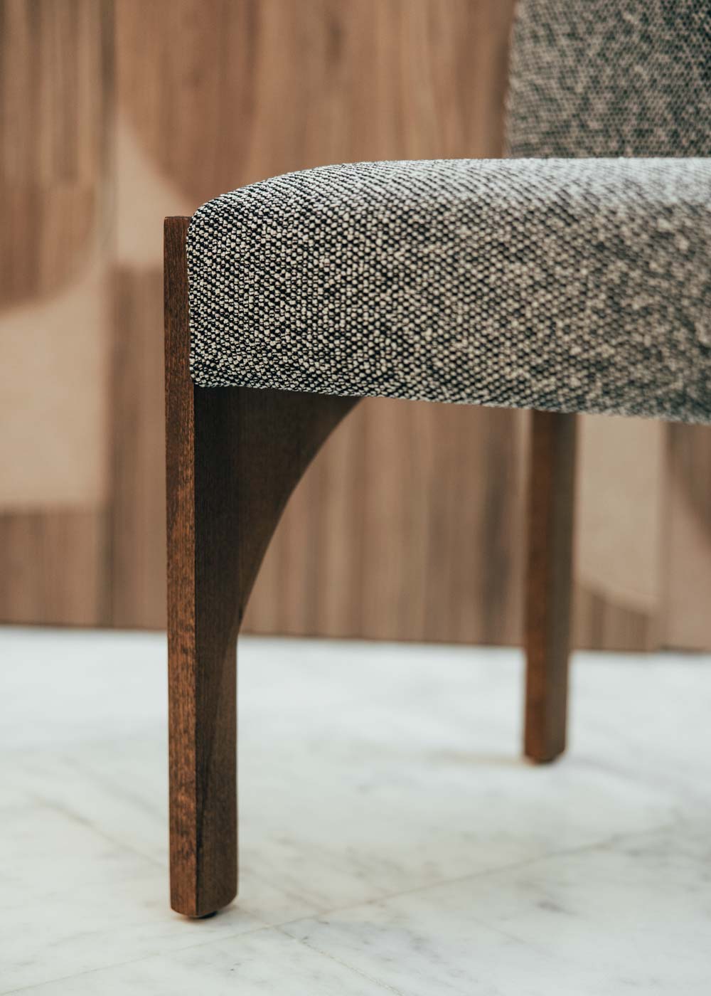 Silla de madera con tela gris jaspeada