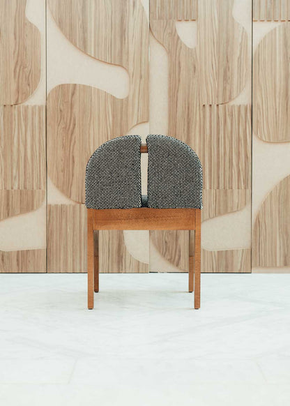 Silla de madera con tela gris jaspeada