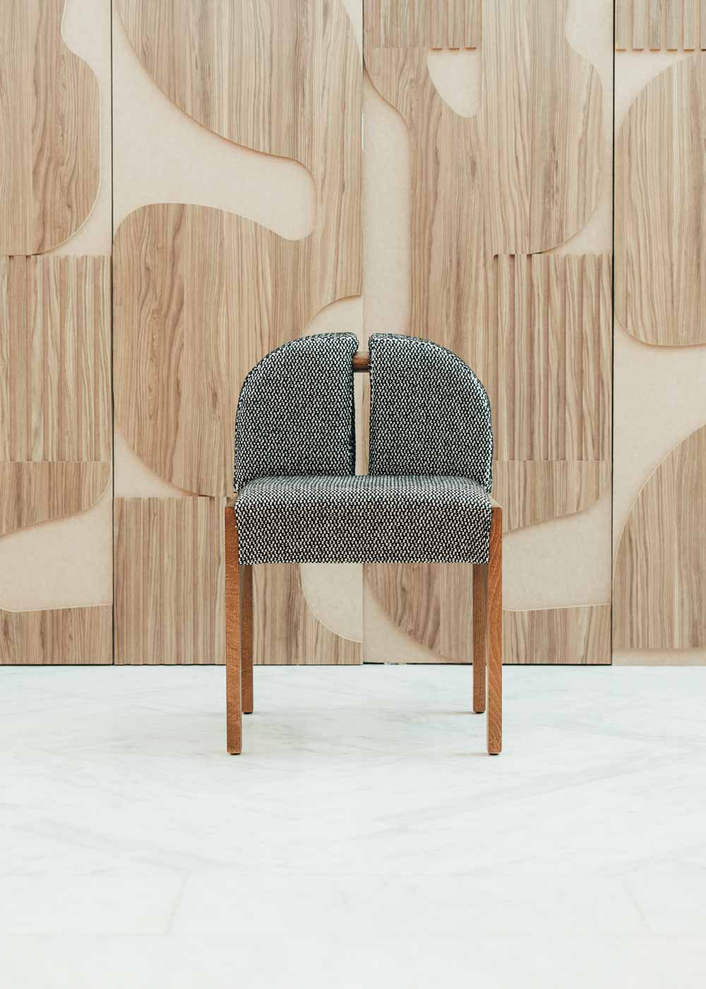 Silla gris de madera con tela gris jaspeada