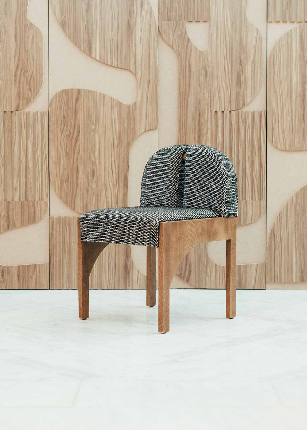 Silla gris de madera con tela gris jaspeada