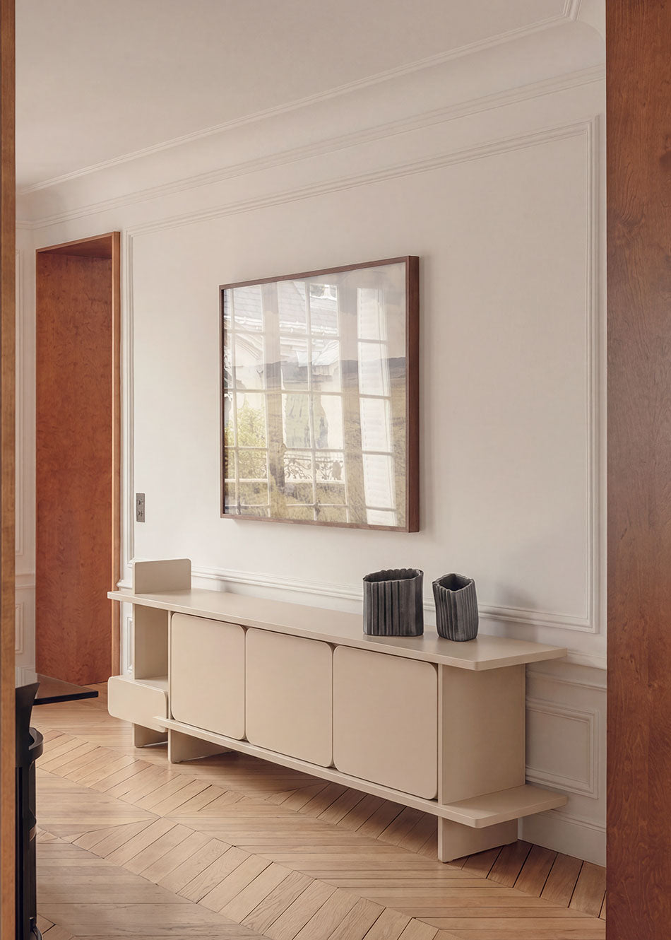 Aparador de madera lacada con puertas