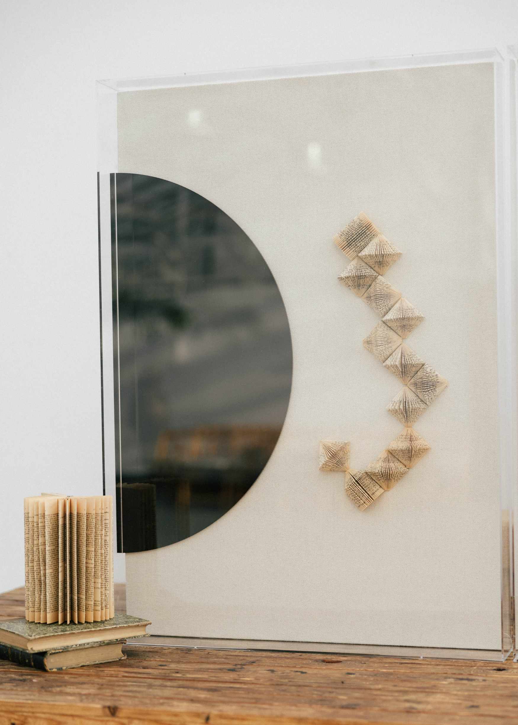 Escultura de pared en dos piezas forradas en lino rústico con cajas de metacrilato transparente.