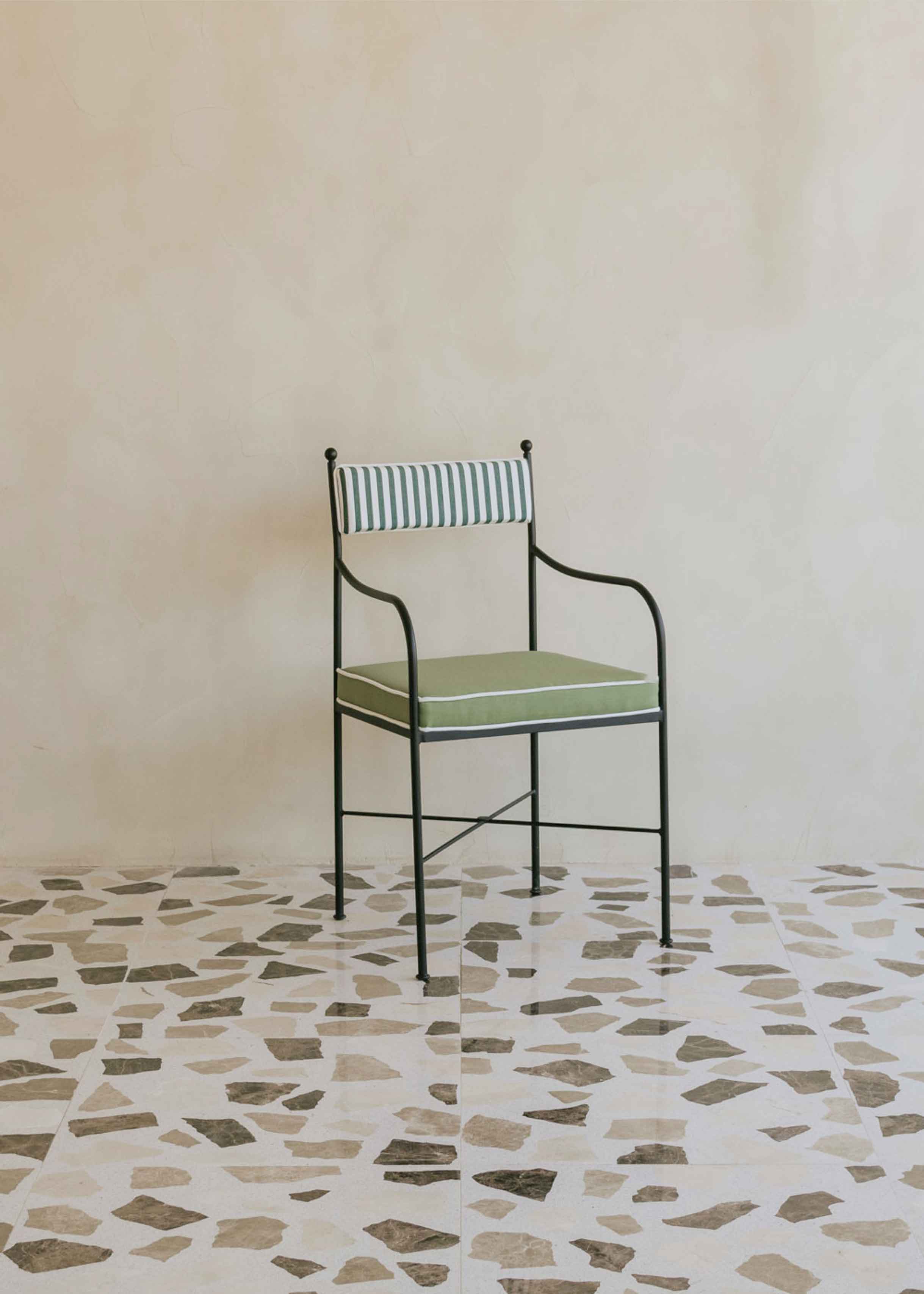 Silla exterior de acero tapizada a rayas