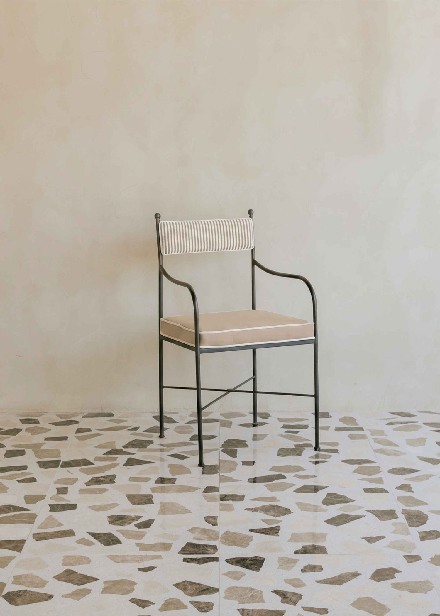 Silla exterior de acero tapizada a rayas