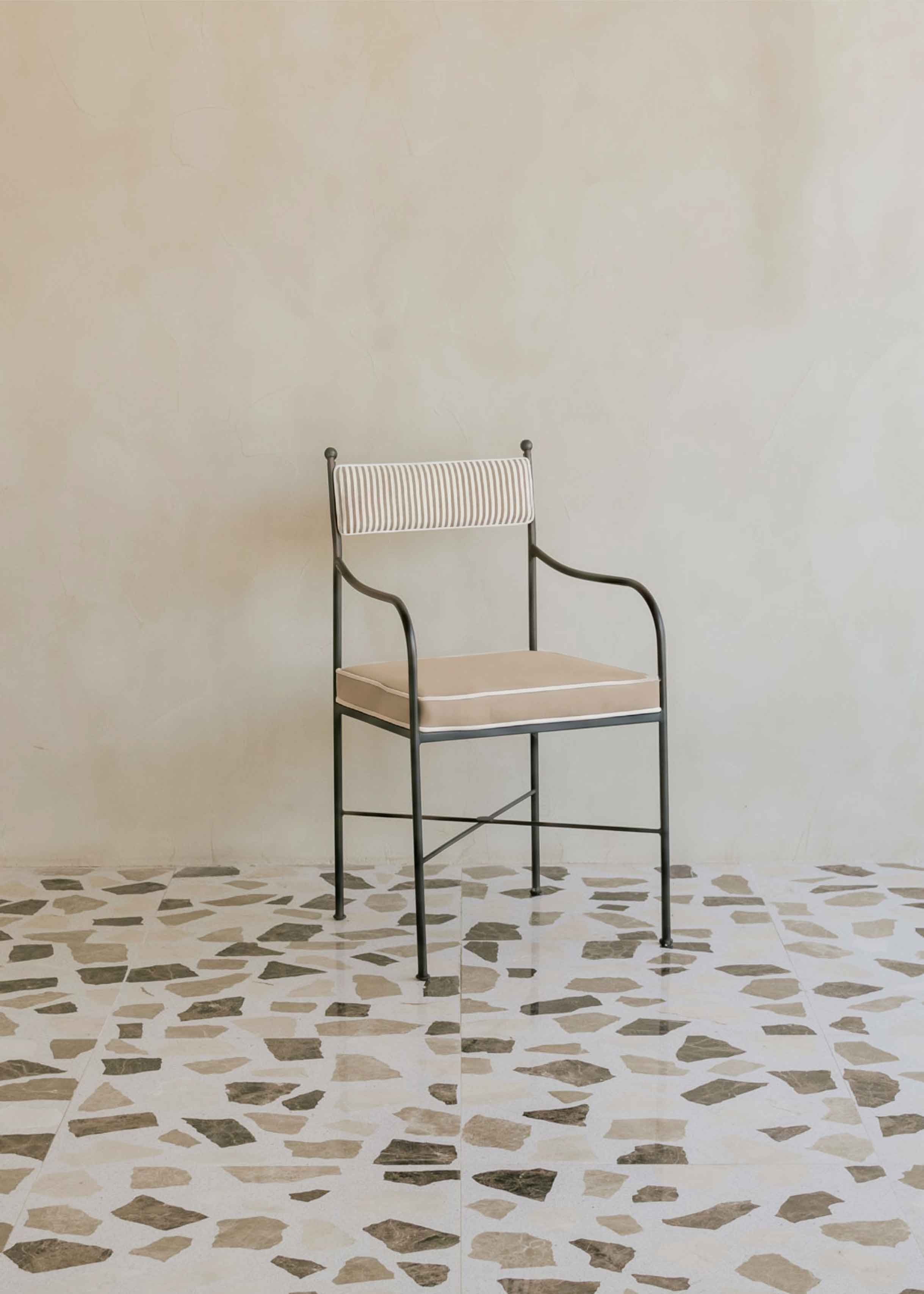 Silla exterior de acero tapizada a rayas