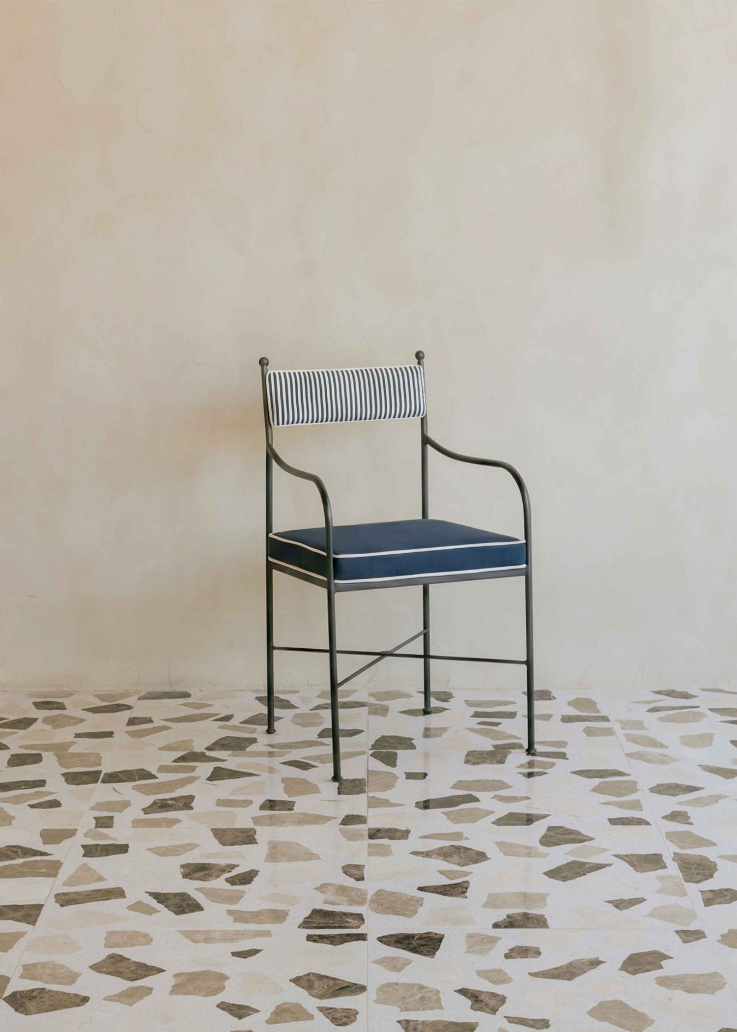 Silla exterior de acero tapizada a rayas