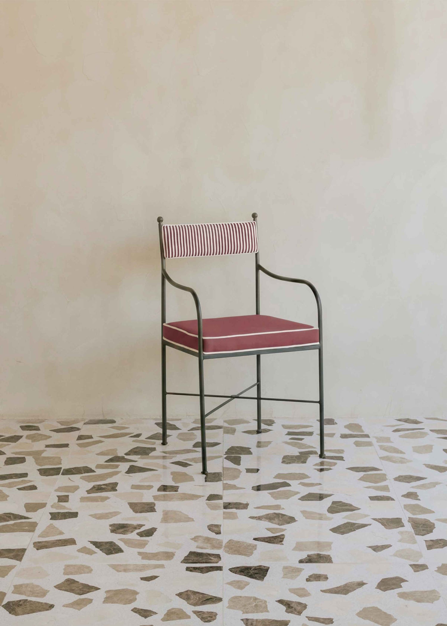 Silla exterior de acero tapizada a rayas