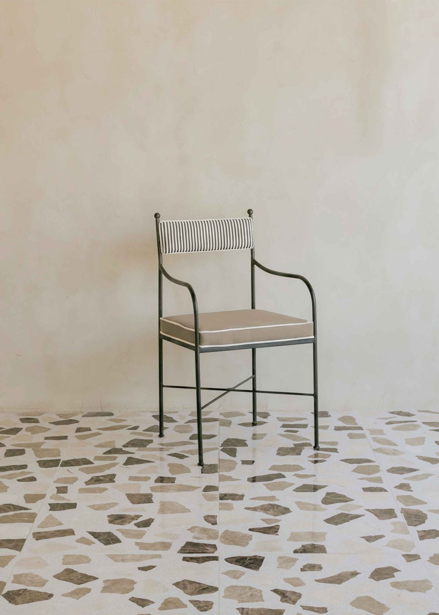 Silla exterior de acero tapizada a rayas