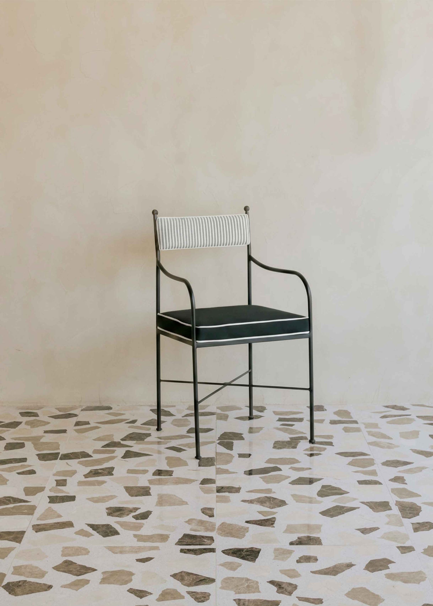 Silla exterior de acero tapizada a rayas