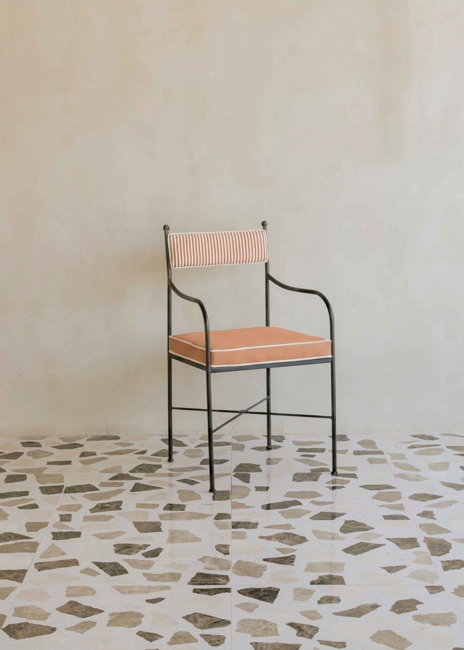 Silla exterior de acero tapizada a rayas