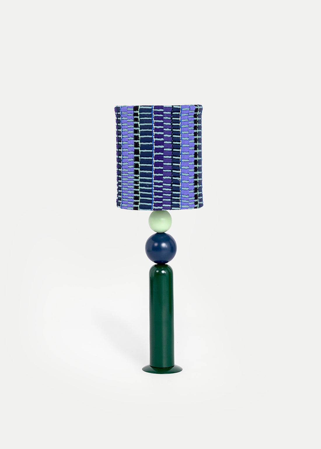 La lámpara N01 tiene el balance perfecto entre diversión y diseño. Su base está diseñada en color verde botella lacada en hierro, combinada con dos bolas de madera lacada en diferentes tamaños, en color azul marino y menta.