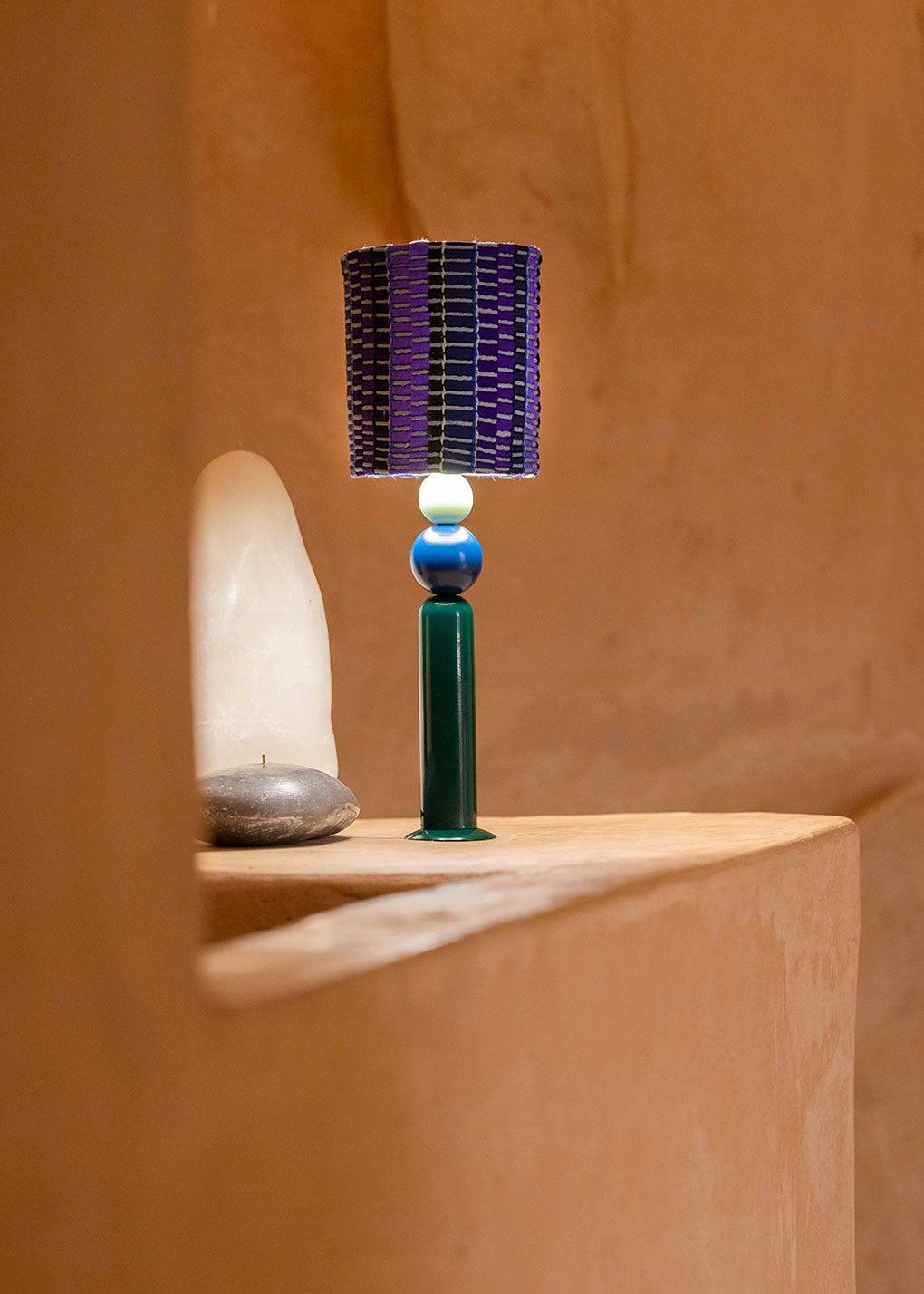 La lámpara N01 tiene el balance perfecto entre diversión y diseño. Su base está diseñada en color verde botella lacada en hierro, combinada con dos bolas de madera lacada en diferentes tamaños, en color azul marino y menta.