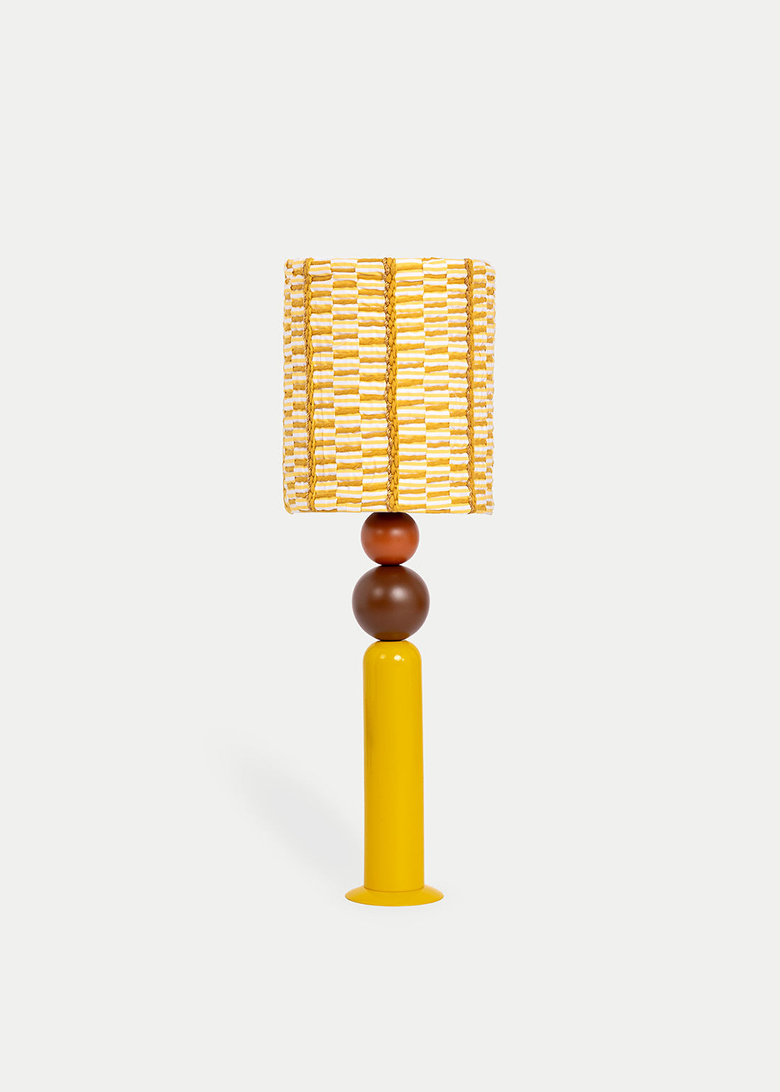 La lámpara N02 tiene el balance perfecto entre diversión y diseño. Su base está diseñada en color mostaza lacada en hierro, combinada con dos bolas de madera lacada en diferentes tamaños, en color arcilla y chocolate.