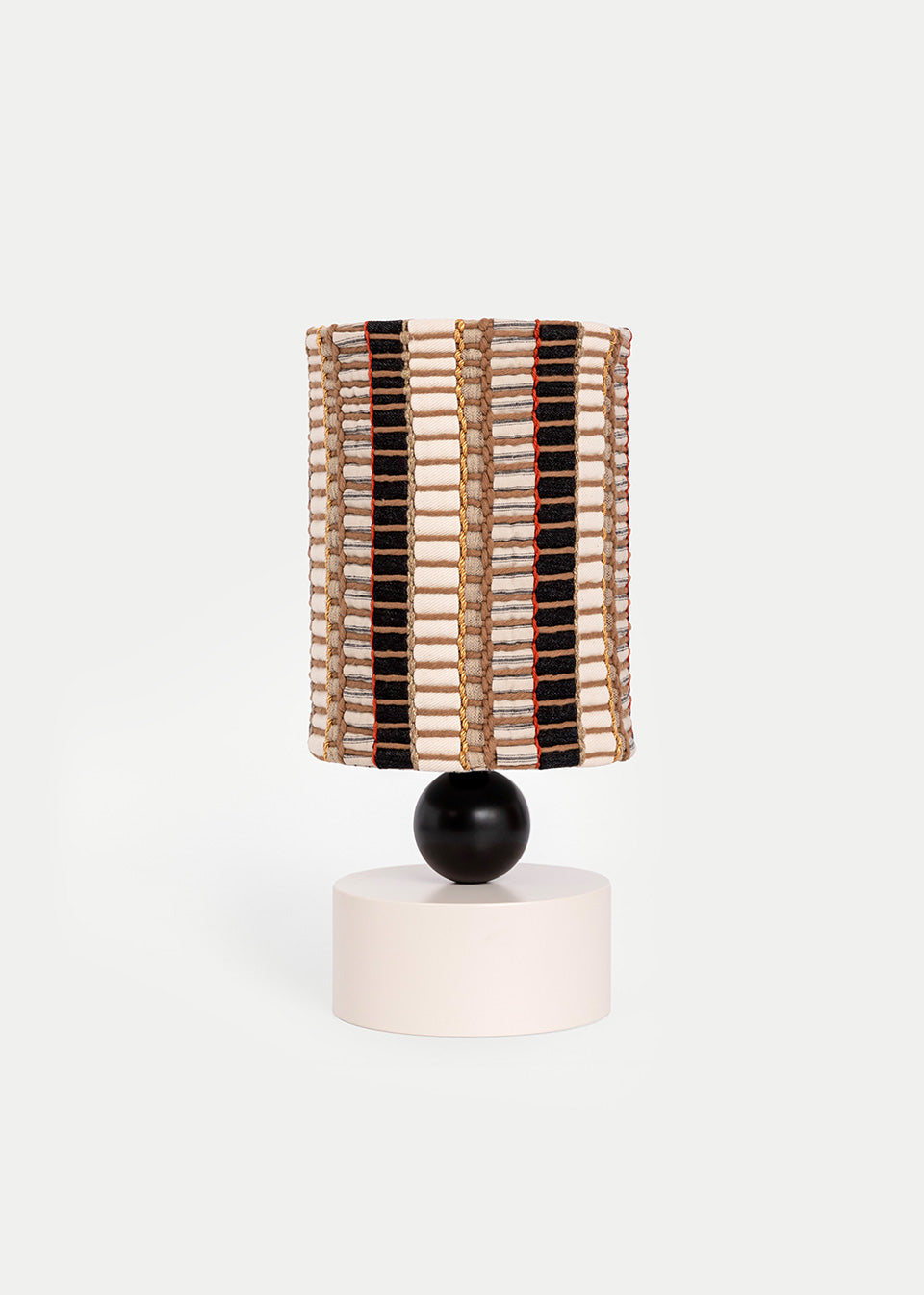 La lámpara N04 tiene el balance perfecto entre minimalismo y diseño. Su base color hueso de madera lacada junto con la bola negra crean una figura arquitectónica perfecta, transmitiendo calma y tranquilidad.