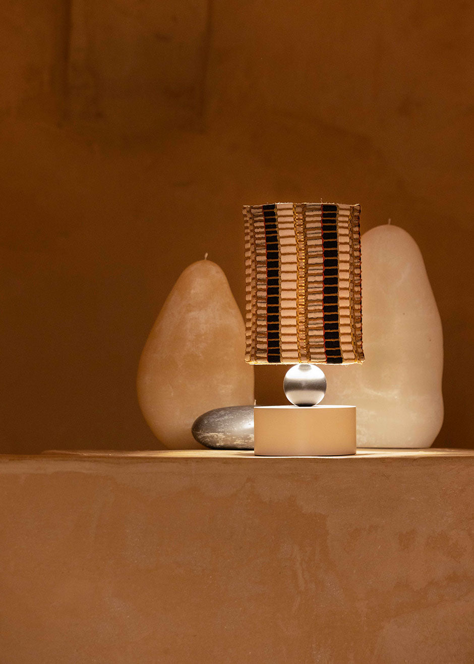 La lámpara N04 tiene el balance perfecto entre minimalismo y diseño. Su base color hueso de madera lacada junto con la bola negra crean una figura arquitectónica perfecta, transmitiendo calma y tranquilidad.