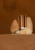 La lámpara N04 tiene el balance perfecto entre minimalismo y diseño. Su base color hueso de madera lacada junto con la bola negra crean una figura arquitectónica perfecta, transmitiendo calma y tranquilidad.