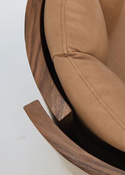 Butaca redonda con estructura de madera tapizada en dos telas, una de color beige para el asiento y una tela una polipiel camel para el respaldo.