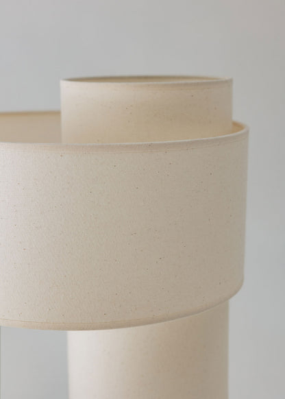 Lámpara con pantallas de lino en dos alturas.