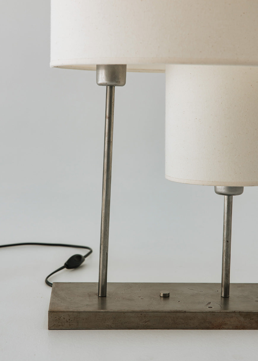 Lámpara con pantallas de lino en dos alturas.