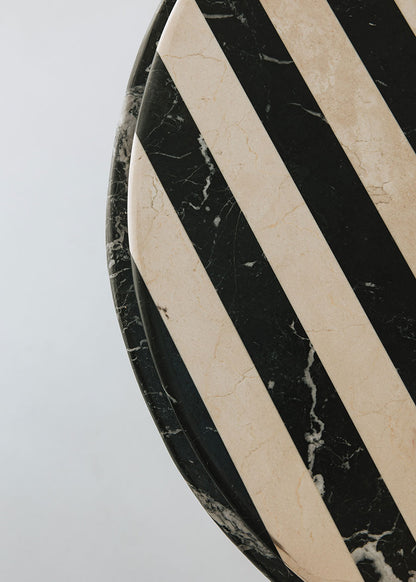 Mesa de comedor redonda con estructura metálica con acabado en negro y doble sobre.