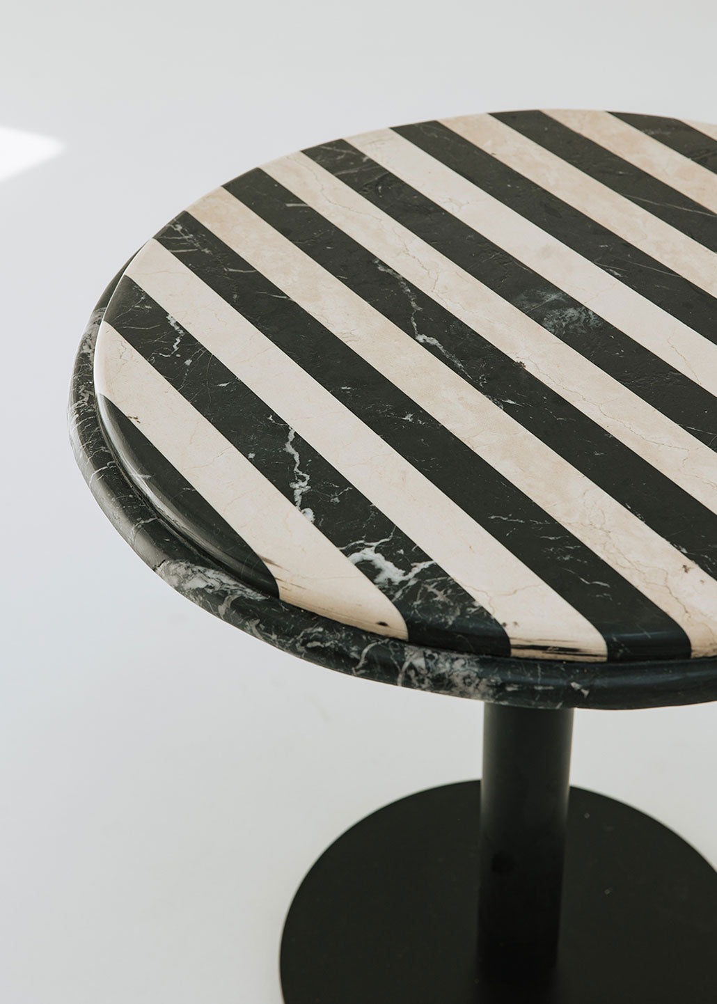 Mesa de comedor redonda con estructura metálica con acabado en negro y doble sobre.