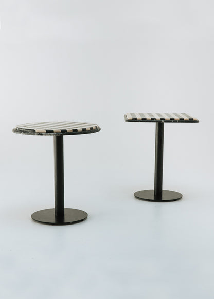 Mesa de comedor redonda con estructura metálica con acabado en negro y doble sobre.