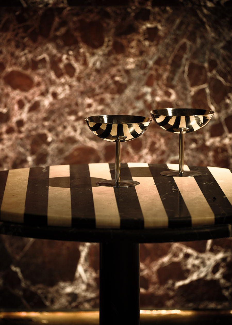 Mesa de comedor redonda con estructura metálica con acabado en negro y doble sobre.