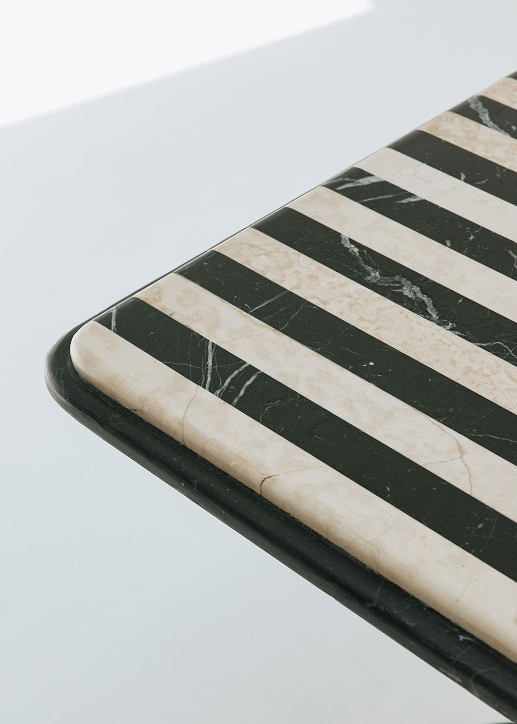 Mesa de comedor cuadrada con estructura metálica con acabado en negro y doble sobre.