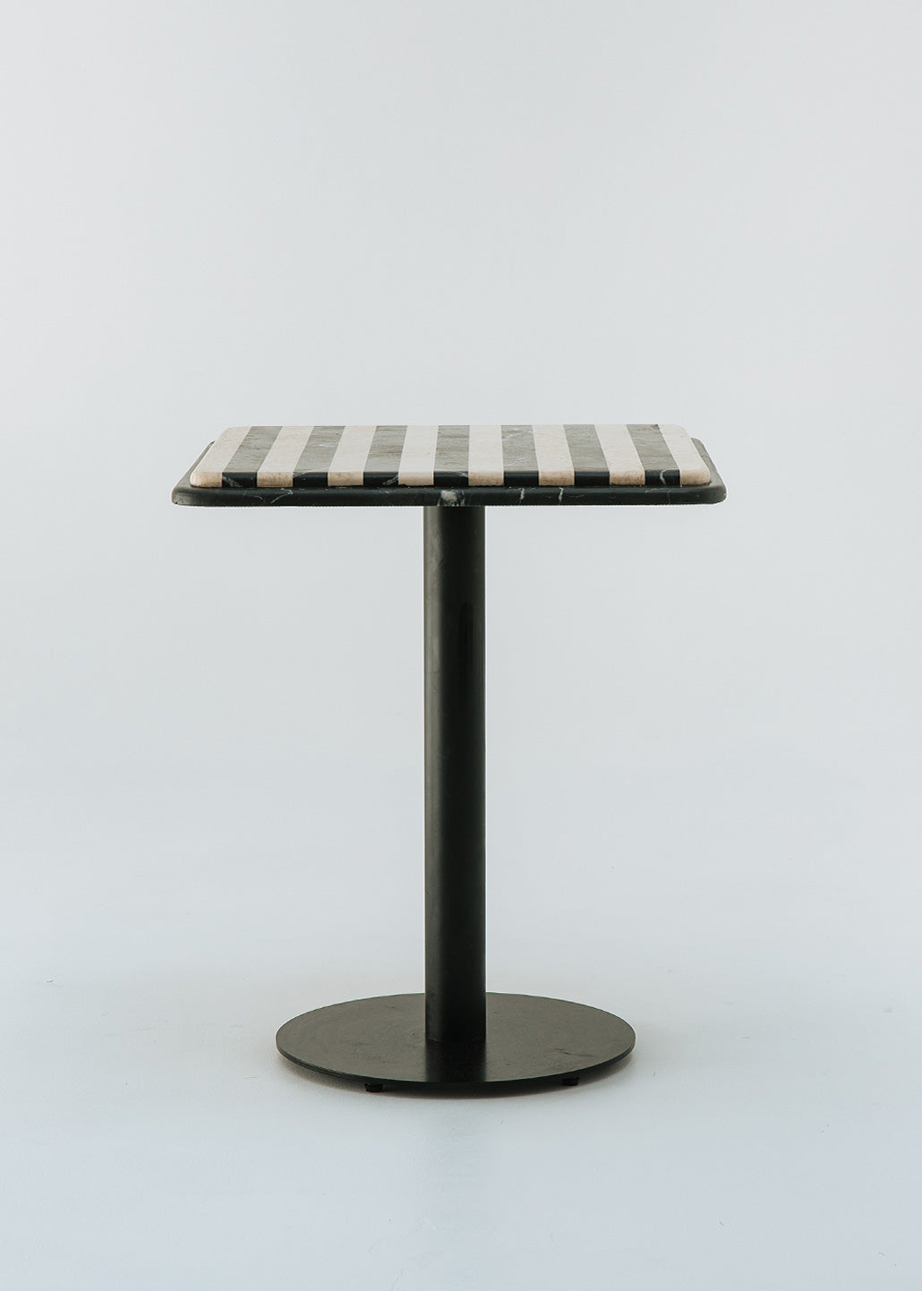 Mesa de comedor cuadrada con estructura metálica con acabado en negro y doble sobre.