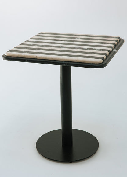 Mesa de comedor cuadrada con estructura metálica con acabado en negro y doble sobre.