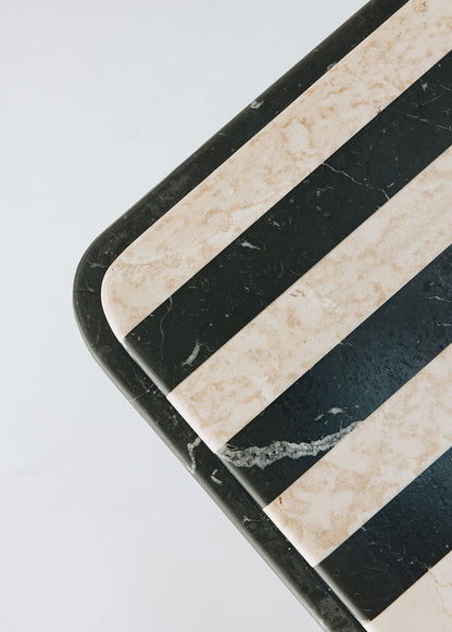 Mesa de comedor cuadrada con estructura metálica con acabado en negro y doble sobre.