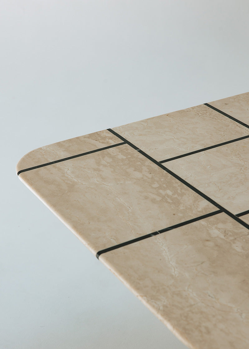 Mesa de comedor cuadrada con estructura metálica con acabado en negro y sobre con esquinas redondeadas.