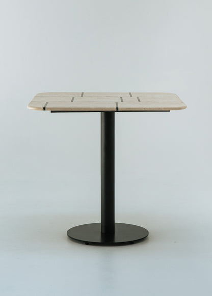 Mesa de comedor cuadrada con estructura metálica con acabado en negro y sobre con esquinas redondeadas.