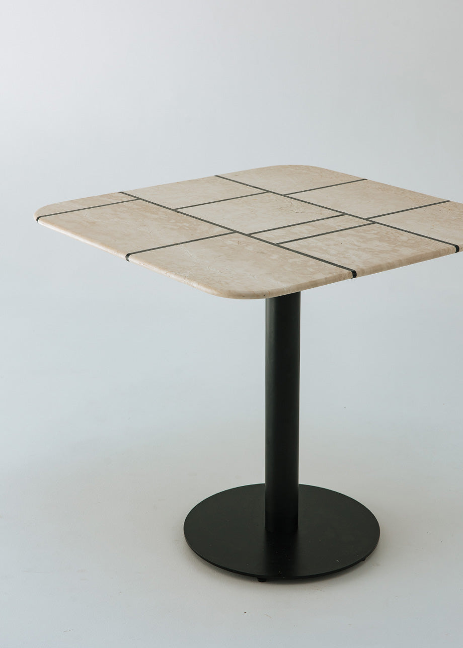 Mesa de comedor cuadrada con estructura metálica con acabado en negro y sobre con esquinas redondeadas.