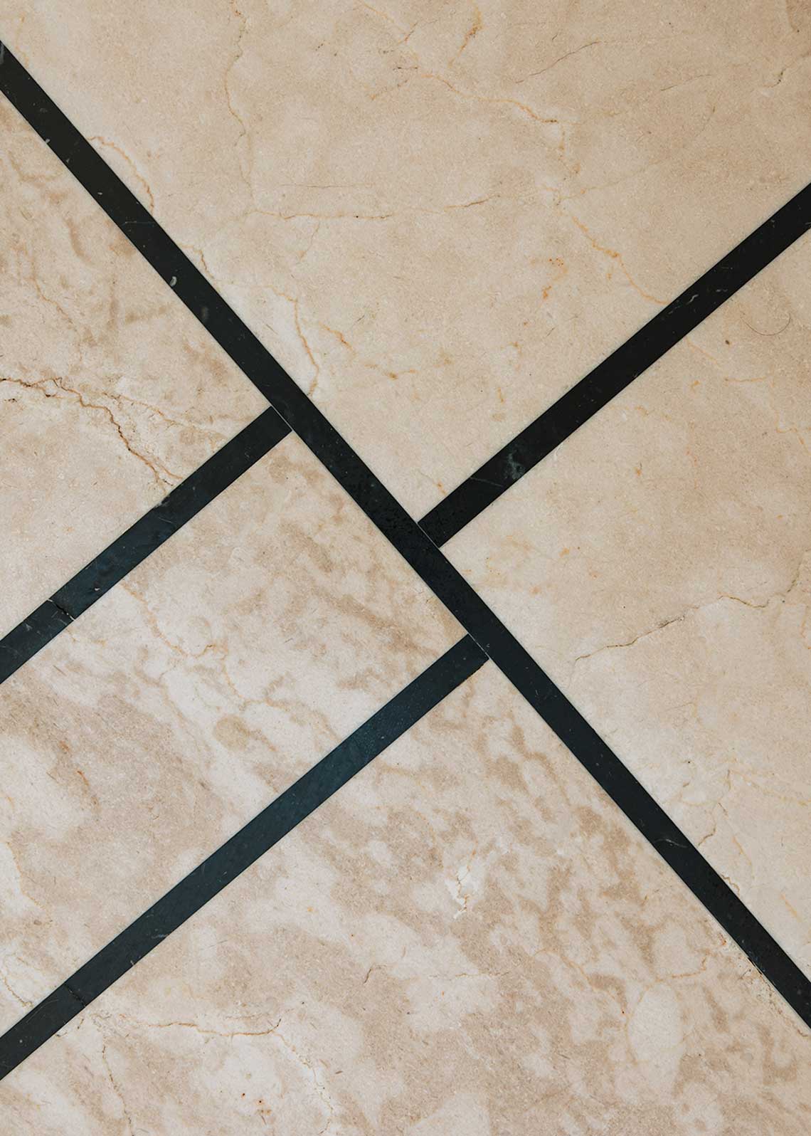 Mesa de comedor cuadrada con estructura metálica con acabado en negro y sobre con esquinas redondeadas.