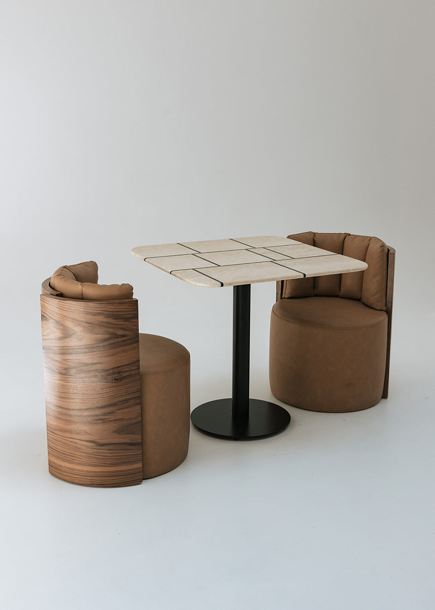 Mesa de comedor cuadrada con estructura metálica con acabado en negro y sobre con esquinas redondeadas.