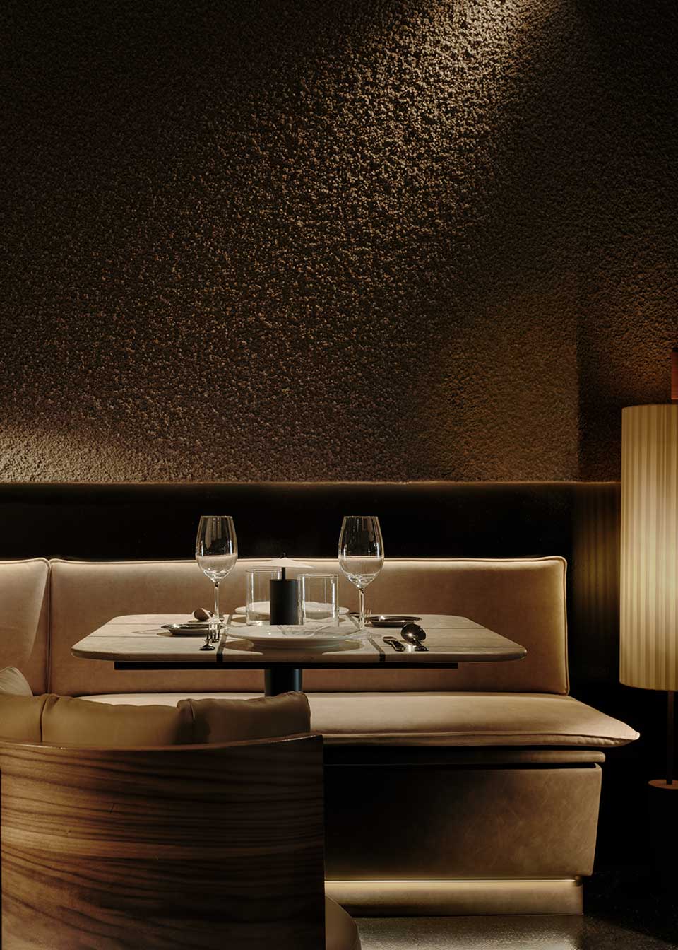 Mesa de comedor cuadrada con estructura metálica con acabado en negro y sobre con esquinas redondeadas.