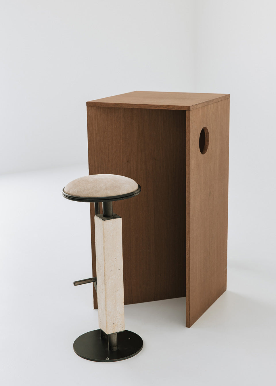 Mesa alta cuadrada con estructura de madera.