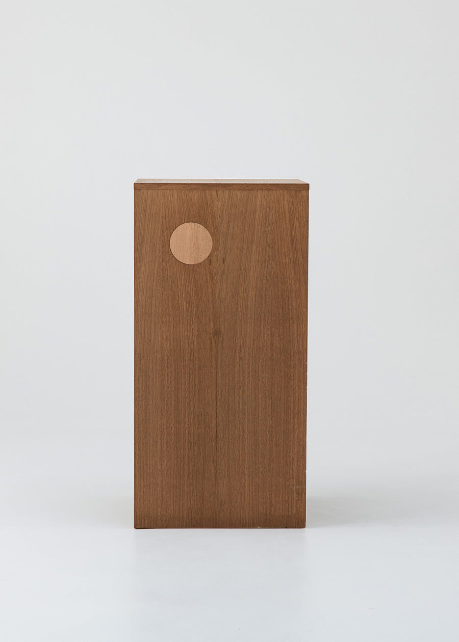 Mesa alta cuadrada con estructura de madera.