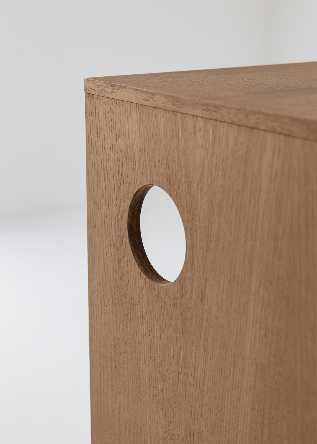 Mesa alta cuadrada con estructura de madera.