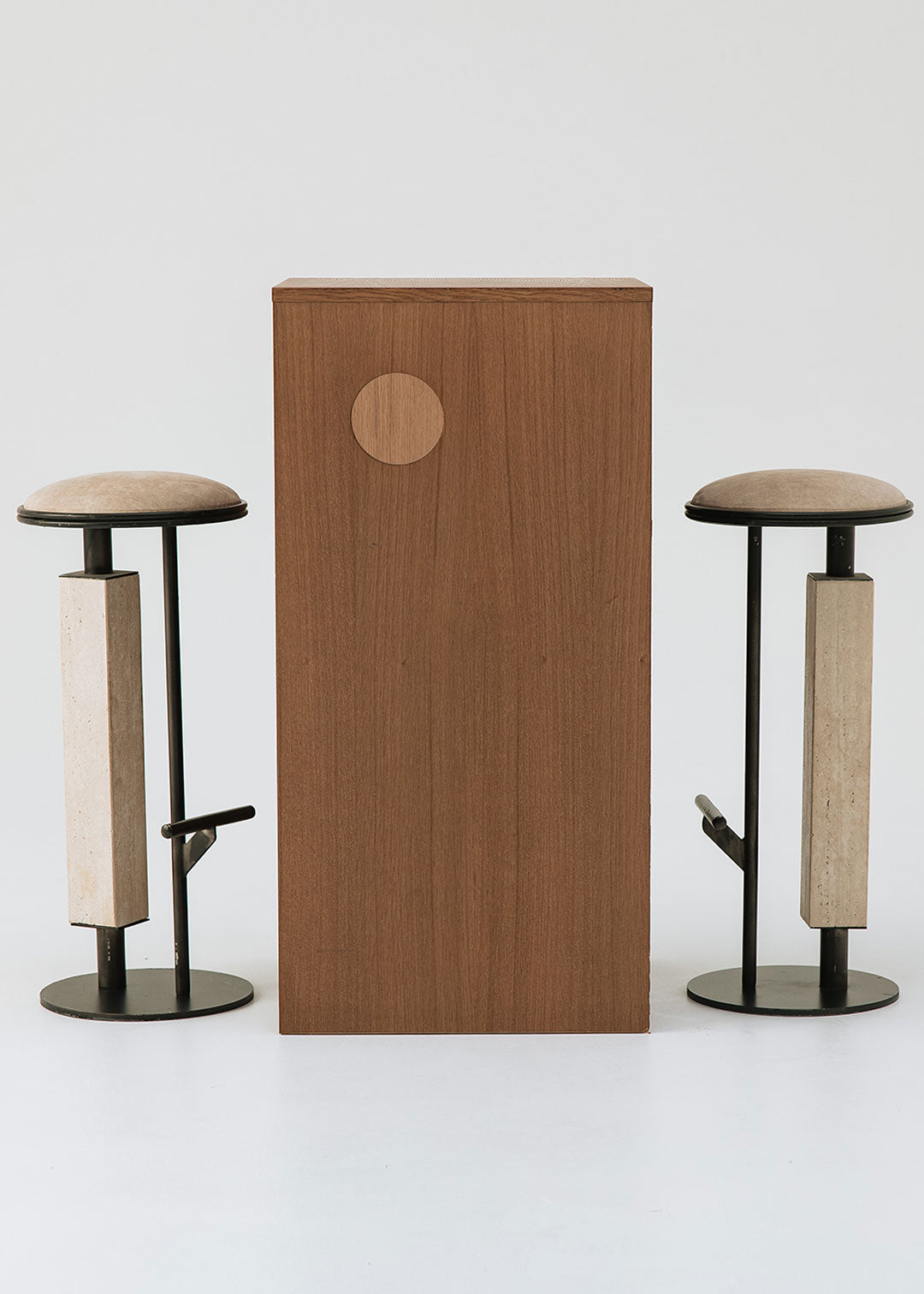 Mesa alta cuadrada con estructura de madera.