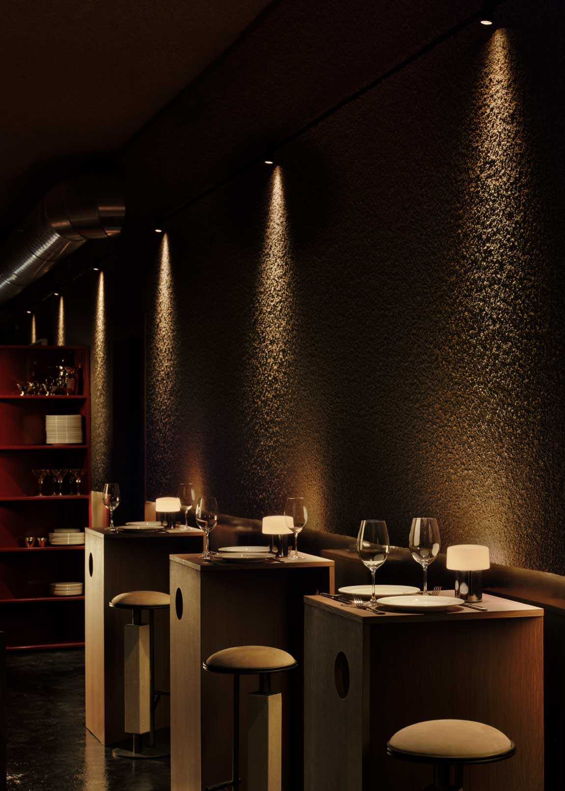 Mesa alta cuadrada con estructura de madera.