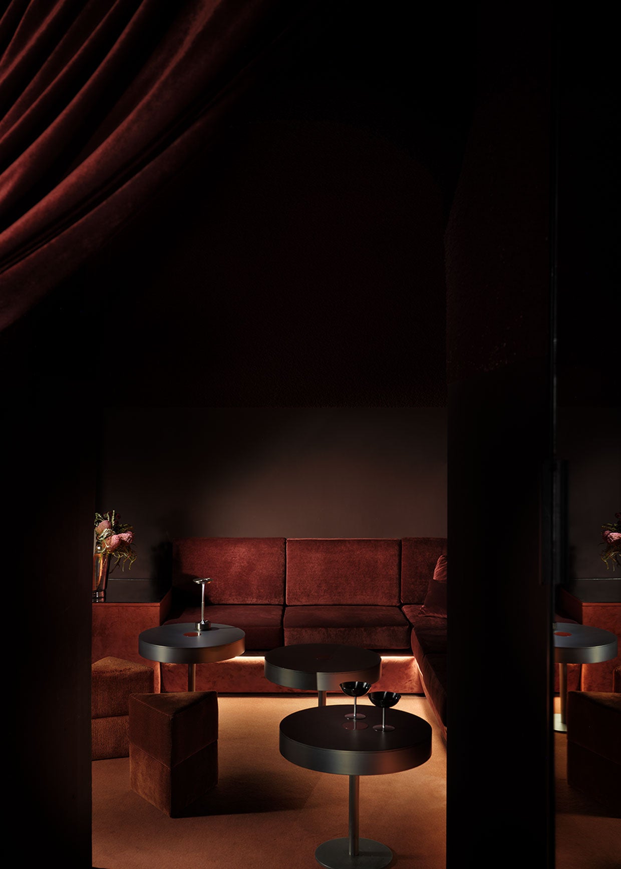 Mesa circular de centro realizada en acero con acabado mate y detalle lacado en rojo en el centro.